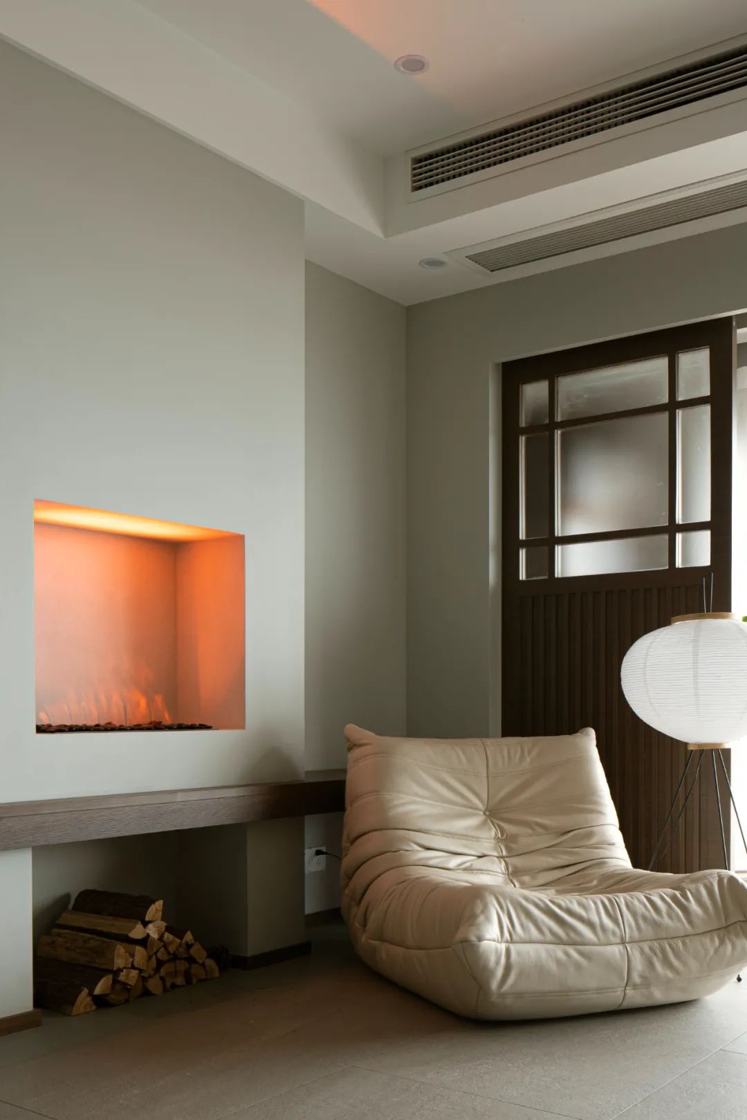 110㎡简约风,雾化壁炉+几何线条,简化空间功能,回归生活本质!