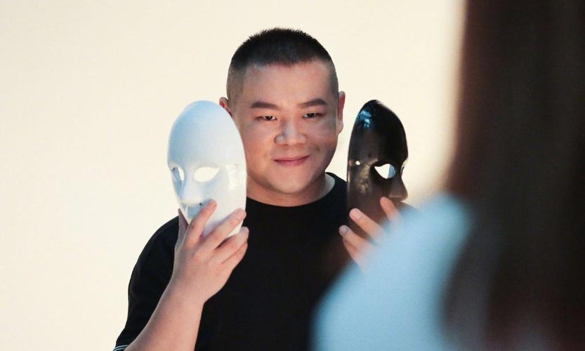 岳云鹏|岳云鹏收入有多高?无形炫富最为致命,豪掷千金为5个姐姐买房