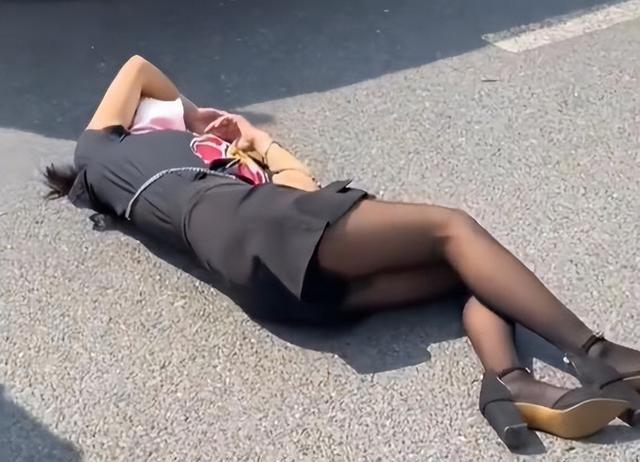 回顾:武汉一女子逆行撞车,随后倒地不起;网友:别在地上摆pose