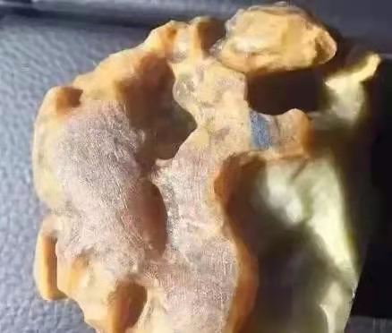 翡翠|800元买翡翠原石废料,居然给了一个漏洞,还赚了几万!