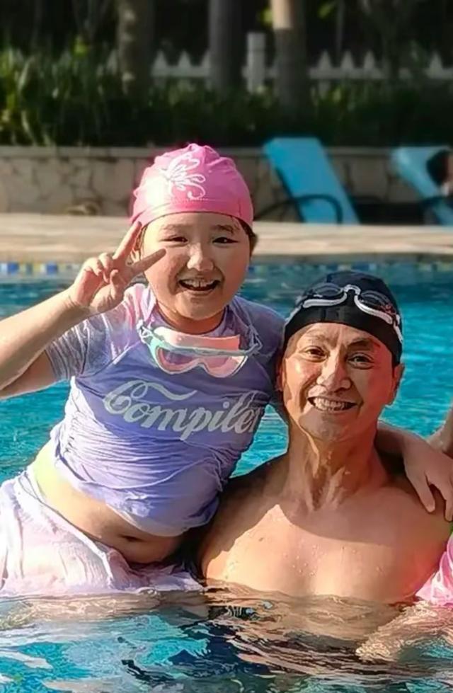 何家劲|62岁何家劲疑结婚生子,晒两个孩子照片秀幸福,小姑娘长相太像他