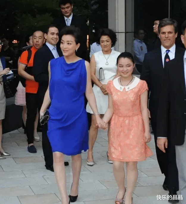 杨澜|杨澜女儿真是完美避开她的优良基因!母女罕见同框,女儿太像富豪爸爸