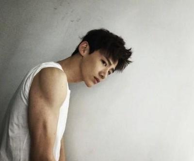 白敬亭|白敬亭也害怕发腮，拍戏面对一货架零食，却自曝自己不敢吃牛肉干