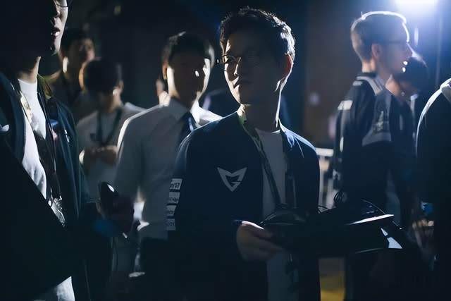 无神之界|LOL最惨职业选手,拿到S赛冠军却被喷混子,因抑郁服用安眠药!