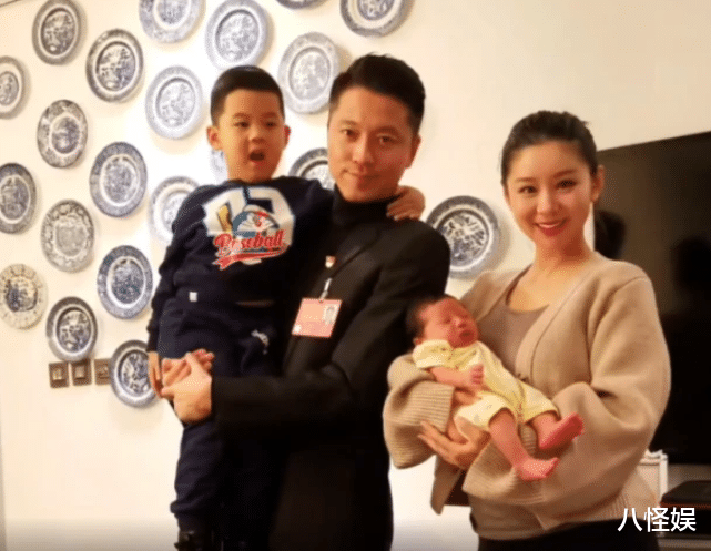 李小萌|李小萌剪发获大儿子暖心陪伴,高兴拍照,一口烤瓷牙被指毁了童颜