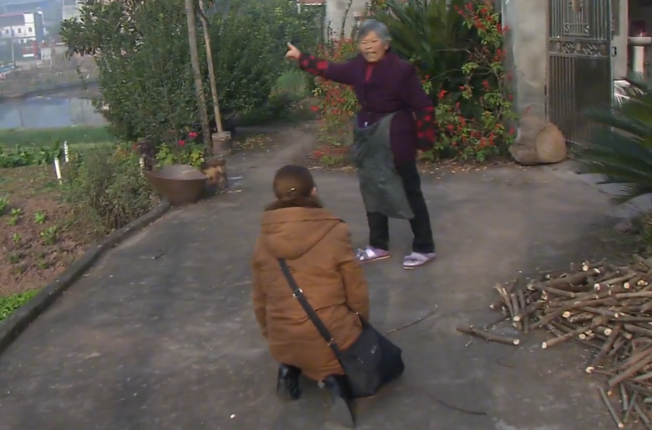 女子为夺回房产向母亲下跪,母亲的态度让人心寒,利益面前无亲情?