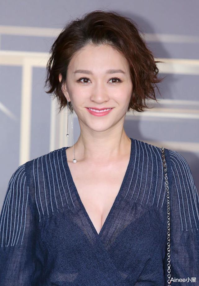 丸子头 短发的李小冉这么清纯，穿V领裙淡雅大气，真看不出中年气质