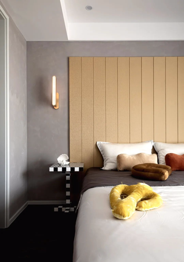 110㎡旧房改造，蓝色做为主题色，赋予了空间灵动艺术的气息