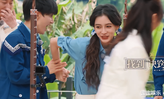 经典|杨颖的手意外受伤，依然笑着不娇气，主动喂蔡徐坤喝牛奶互动太甜