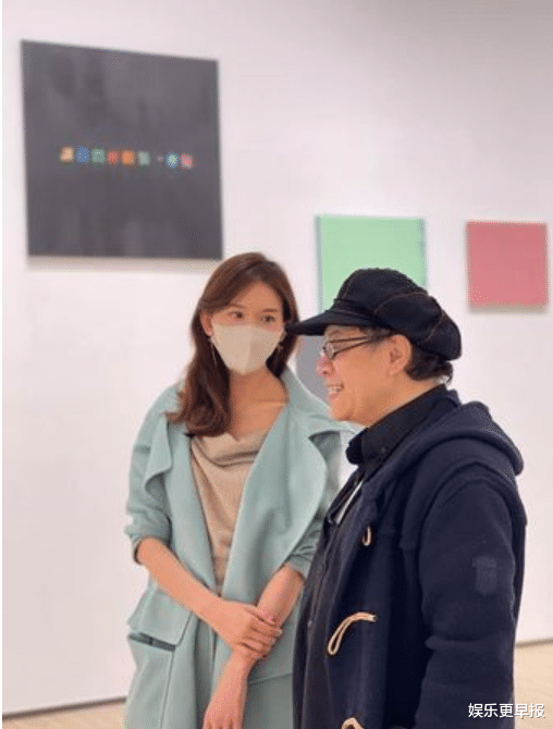 林志玲|林志玲悄现身看展览！「合体蔡康永」俏皮蹦跳网惊呼：也太Q