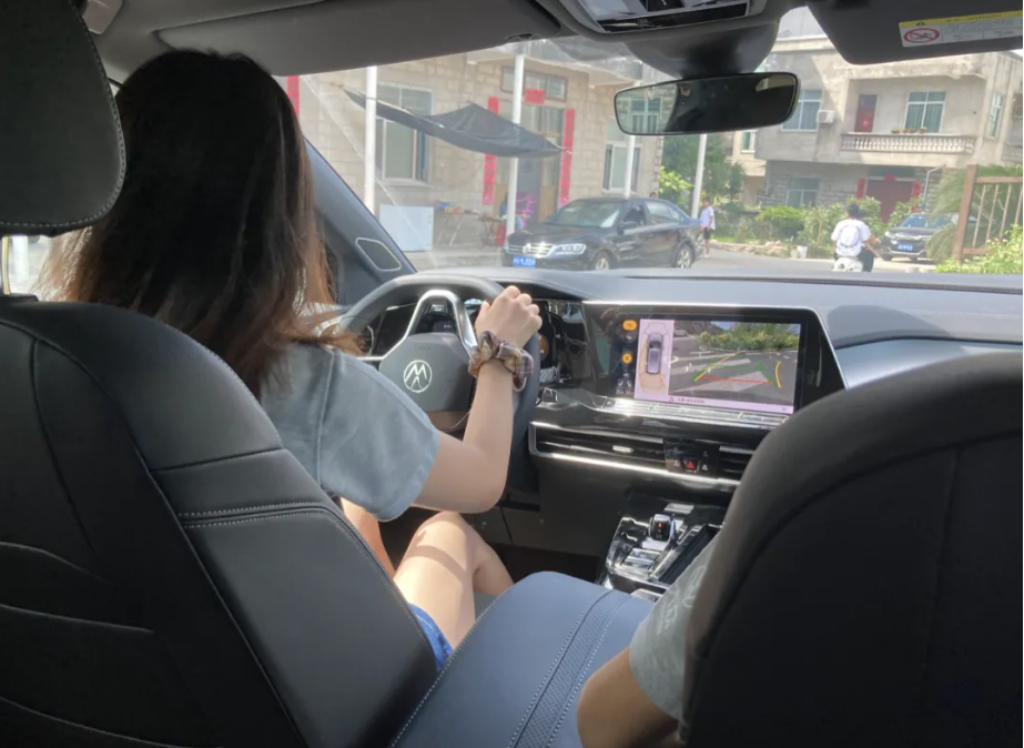 新手女司机上路,车尾6张贴“保命符”,路人:家庭地位挺高的吧