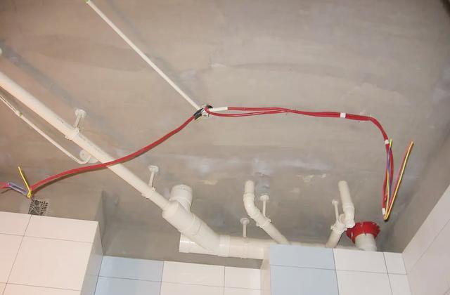 楼上邻居把卫生间改成衣帽间,今天哭着来找我,要赔偿我500元