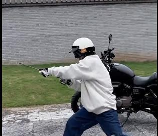 赵文卓|赵文卓“空中踢剑”火了，这些网红纷纷模仿，还真有人耍成了