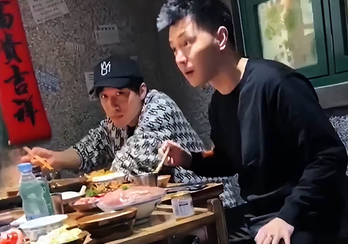 王鸥|王鸥何九华吃火锅被偶遇,二人曾一起参加婚礼,并用情侣手机壳