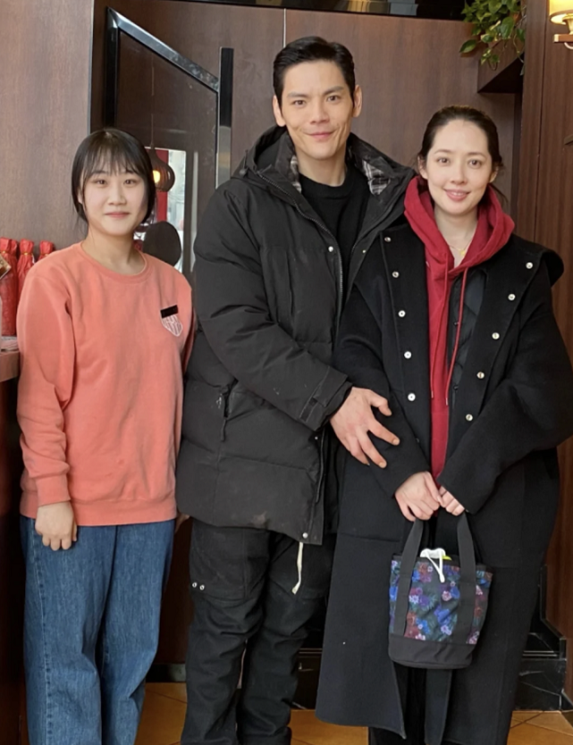 郭碧婷|被辟谣怀二胎后，郭碧婷向佐带女儿吃饭被偶遇，小奶皇独立吃饭超乖巧