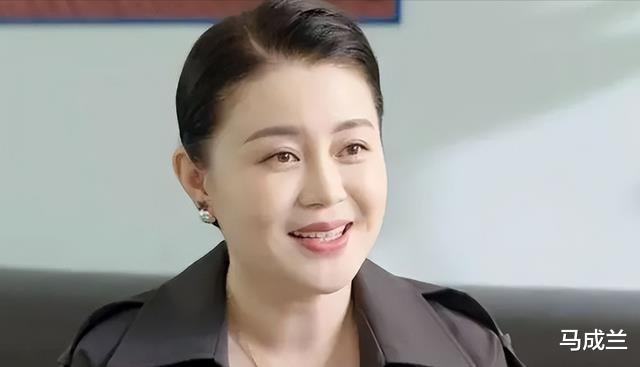 关婷娜|赵本山“御用老伴”关婷娜，在豪宅内养羊驼，穿低领睡衣秀事业线