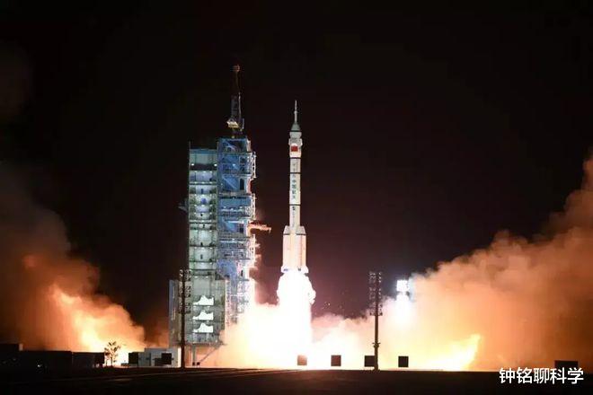 神十五为啥没用更先进的2小时快速对接?航天员要“站”着睡觉?