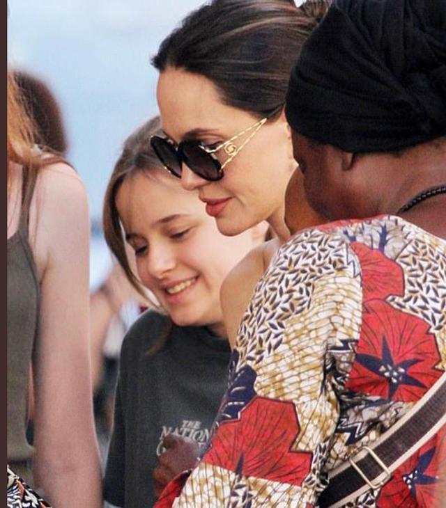 安吉丽娜·朱莉|安吉丽娜朱莉与皮特的14岁儿子曝光，俊美容貌神似父亲，太帅了！