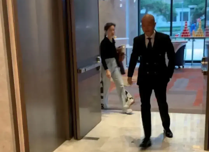 乐嘉|乐嘉不混娱乐圈了？如今在培训行业混得风生水起，人气不输顶流！