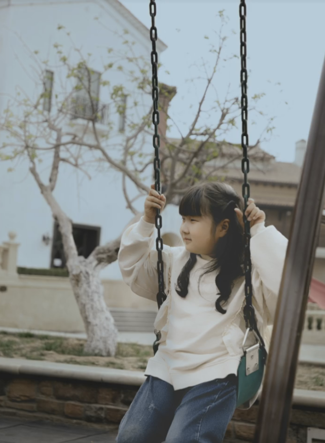 杨明|乔杉携妻女春游，父女三人共用一张脸，老婆莫丹打扮隆重好少女