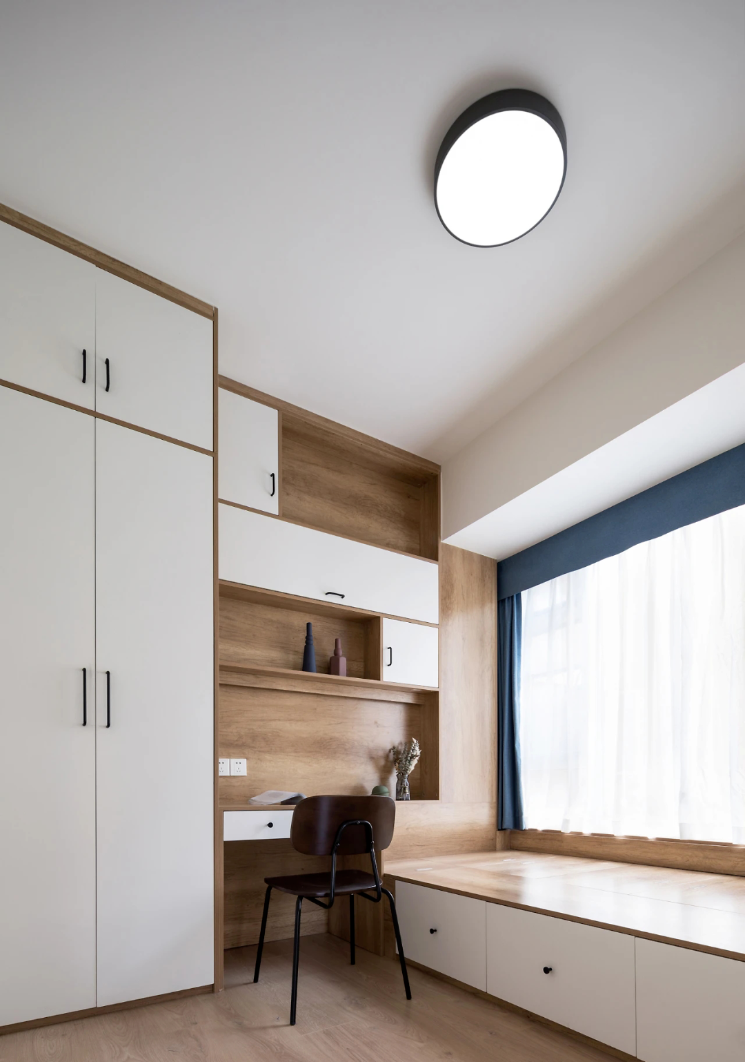 第二次装修,她坚持不吊顶,墙面只用乳胶漆,完工后被家人称赞