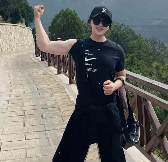 00后|中国00后举重冠军靠颜值爆火!粉丝纷纷感叹:美貌与实力并存