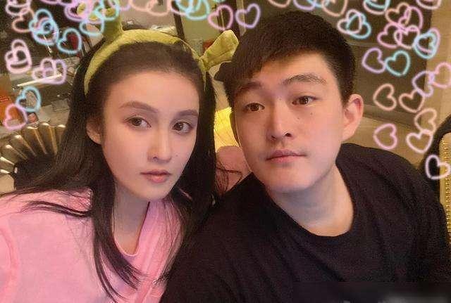 赵本山|赵本山儿子花260万买狗惹争议！年仅25岁，曾花500万买手串自带