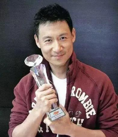 张学友|张学友是四大天王之首，当年比beyond火很多，谭咏麟都得让道