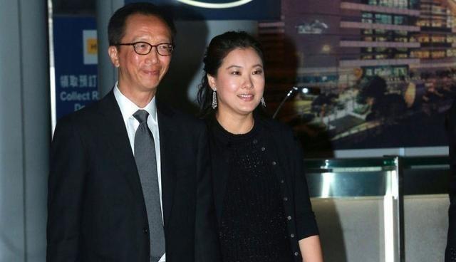 伏明霞|跳水女皇伏明霞，嫁大26岁丈夫发福明显，如今年过40备孕4胎？