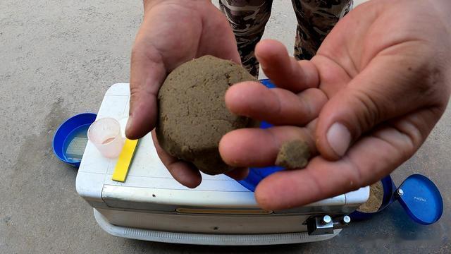 饵料|原塘颗粒粉做搓饵有捷径,加入这种作料,速开完美搓饵