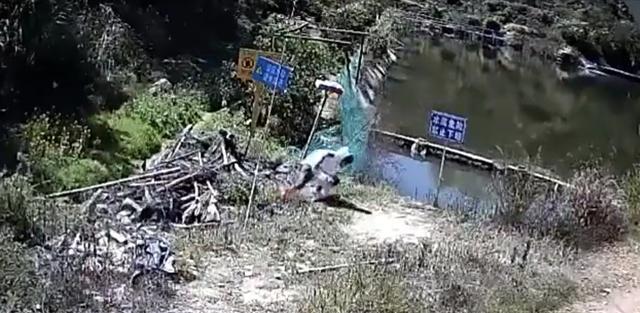 男子野钓鱼竿意外触碰高压线,两秒钟被电倒,监控记录下整个过程