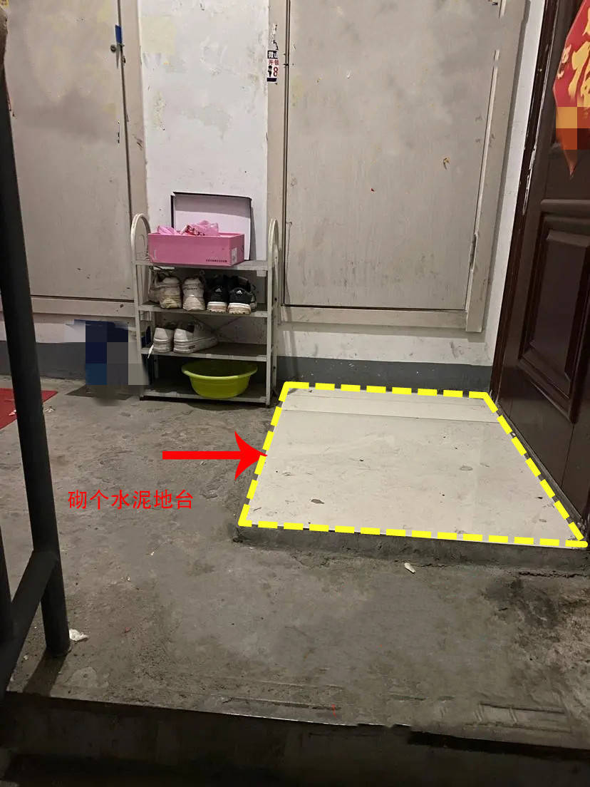 邻居鞋柜放楼道里，砌了个2公分的地台，真以为是你家院子？