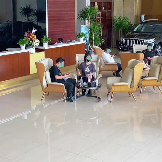 男子得知妻子怀孕非常生气,转身直接离开,妻子待在原地不知所措