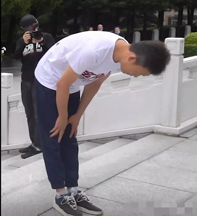 管虎"小三事件"升级!被曝戴美国海军帽宣传电影,背手鞠躬先烈!