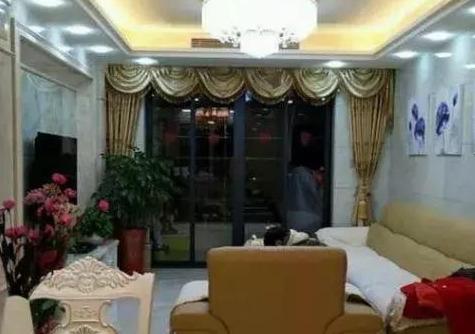 妻子坚持全屋贴瓷砖，完工后像个\瓷器房\，好处是住5年仍崭新