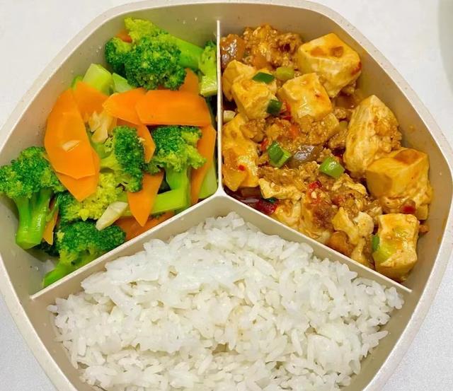 湖南女子为攒钱带饭上班,意外走红,网友:成年人最高级的炫富