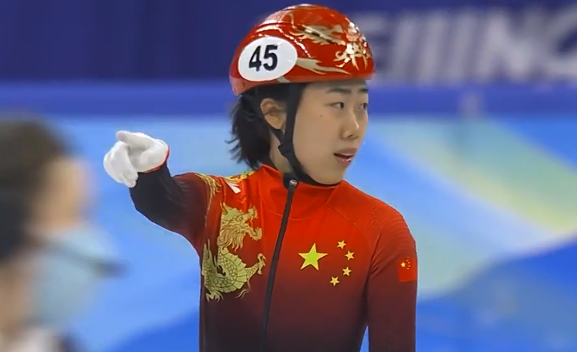 王濛|中国3将携手晋级！裁判超高颜值抢镜，王濛周洋解说太搞笑