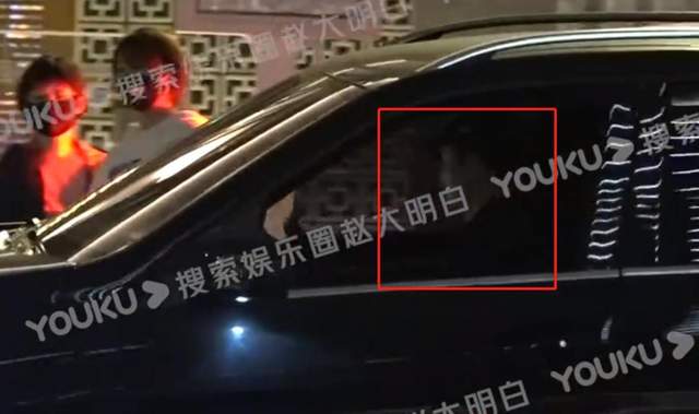 蓝盈莹|?吴京与张译私下聚餐被拍!路边热聊手舞足蹈,一个箭步扑友人身上