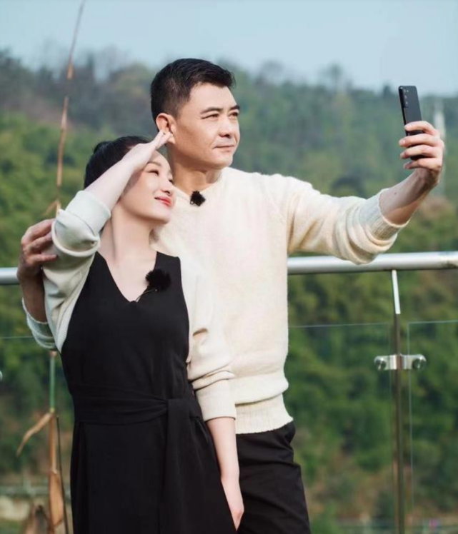 王新军|王新军让前妻过丧偶式婚姻，二婚却把秦海璐宠上天，唐静究竟差哪