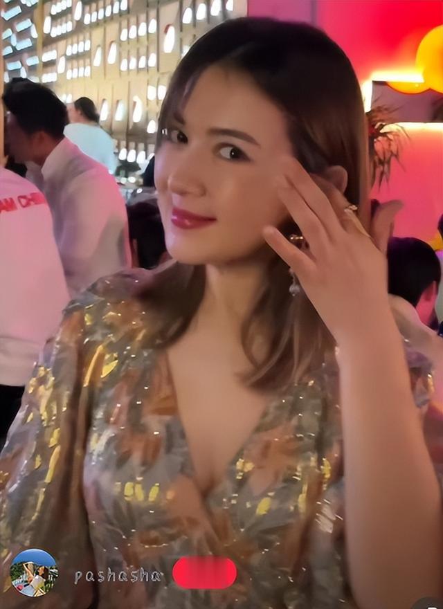 尼格买提|央视主持尼格买提已离婚!前妻称早不在一起,晒素颜嫌7800胸针贵