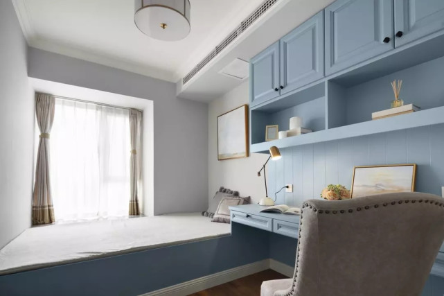 159平美式风四居室,沙发墙的居然是灰蓝色木质屏风