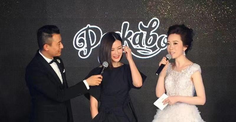 穿衣搭配 刘玫一家三口罕见合体，大红唇配礼服超美艳，丈夫老实巴交