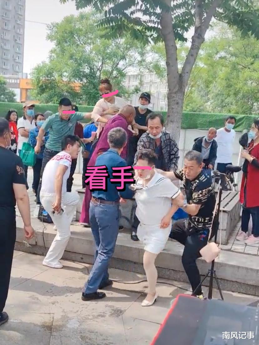 看手!沈阳两大妈打架,男子趁机满足自己的欲望,网友:真变态