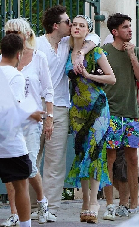 大布和美娇妻又去意大利度假！妻子露腰白裙，15公分厚底鞋看不懂