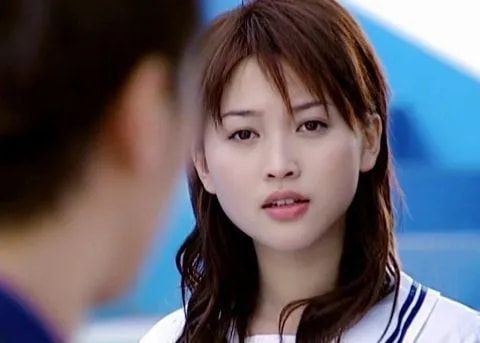 金莎|“可爱教主”金莎，与胡歌搭戏而爆红，如今大方回应38岁没人要