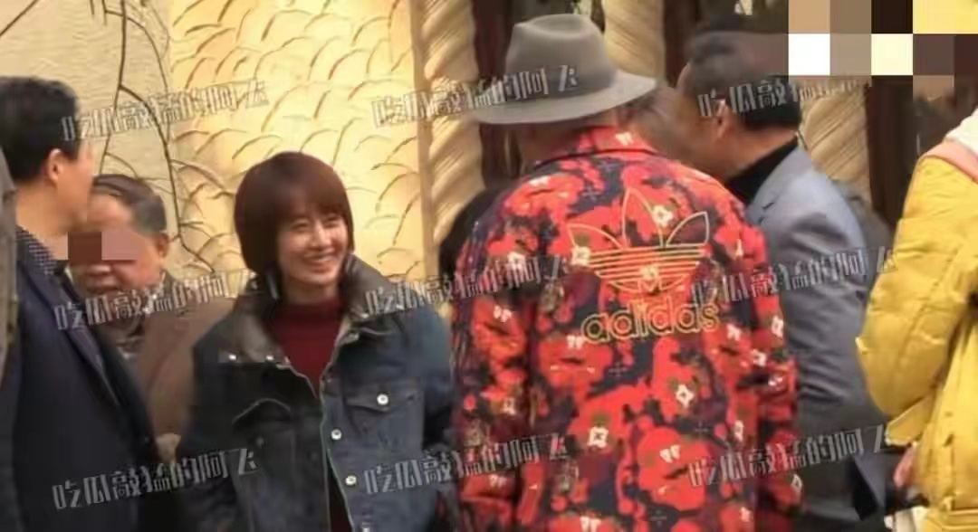 马伊琍|马伊琍罕与徐峥聚会！穿牛仔棉服似土妞，不如穿花棉袄的徐峥洋气