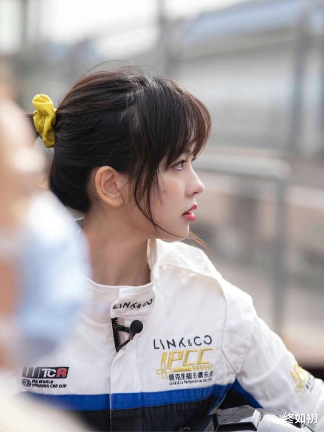 王冰冰|王冰冰“机车”造型美出圈，网友直言：真不敢相信她32岁了