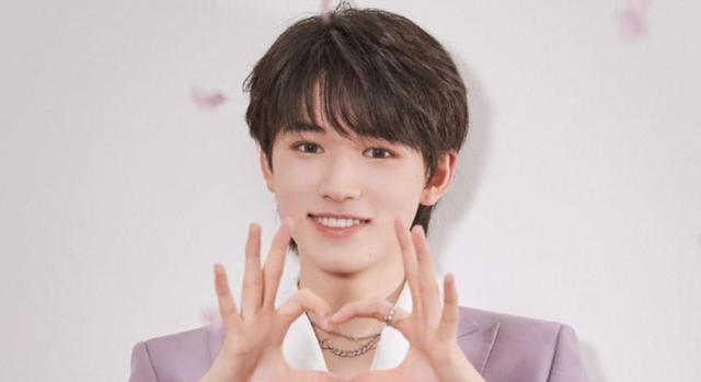 |宋亚轩艾伦时隔五年再次拥抱,艾伦伸手很温暖,宋亚轩伸手却很损