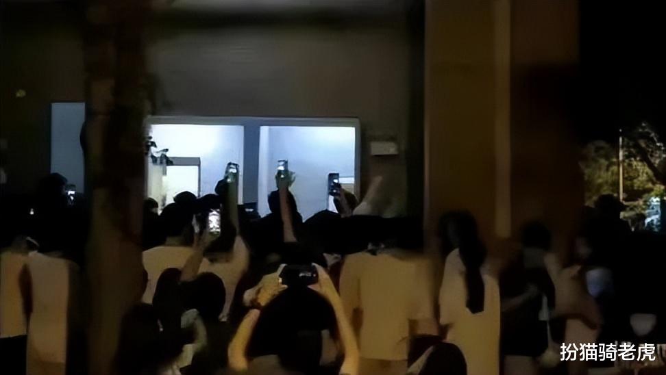 大学生在女厕所深度亲热,被全校围观,男生发现后,跳窗撤退!