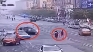 黑龙江24岁女子开奥迪撞飞行人，致2死2伤，现场2张诡异画面曝出